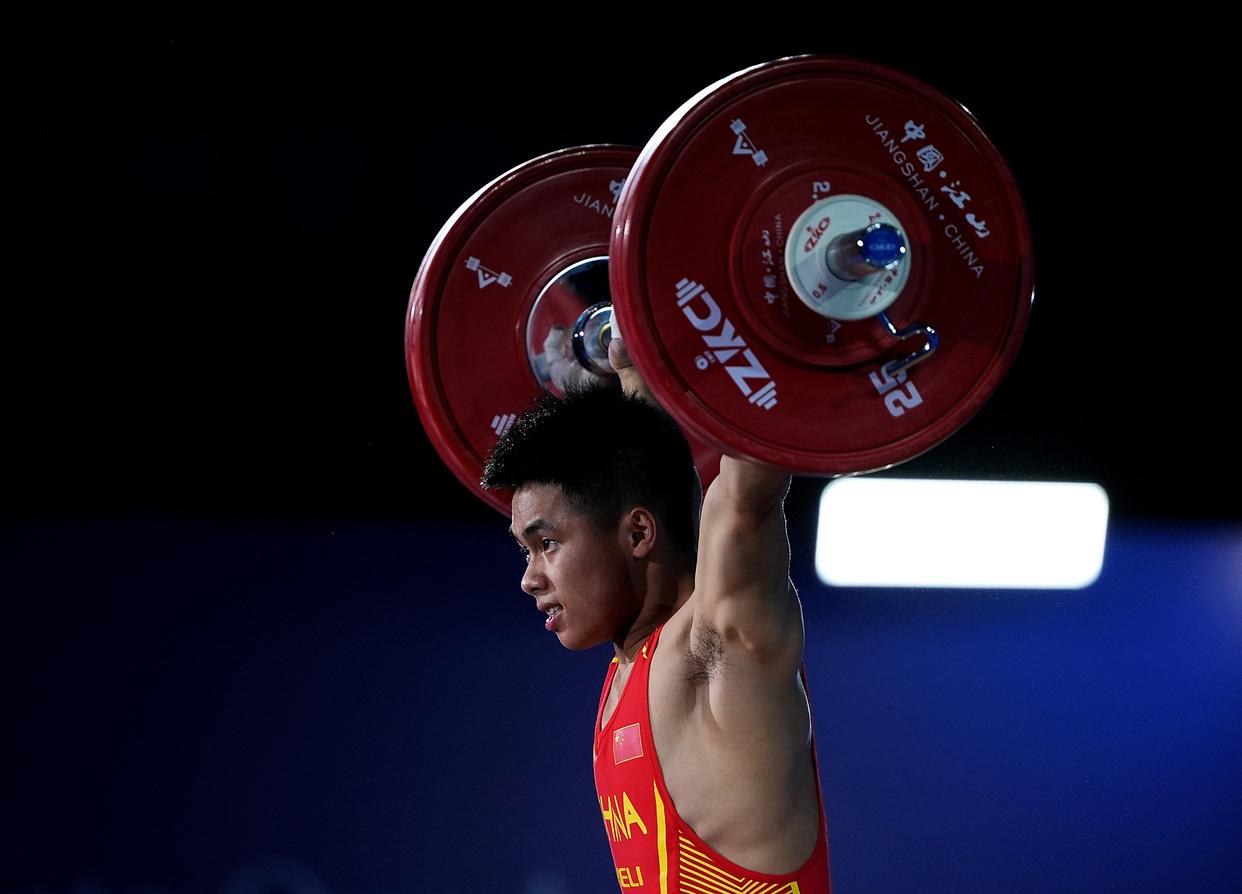 举重比赛上演激烈角逐，强者脱颖而出的简单介绍