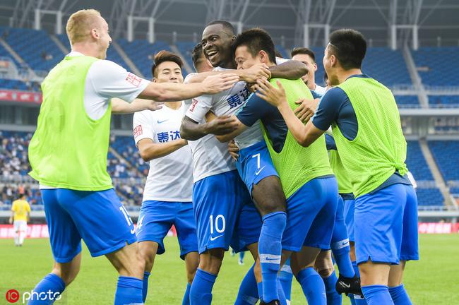 包含苏宁客场击败泰达，中超领头羊积分继续领先的词条