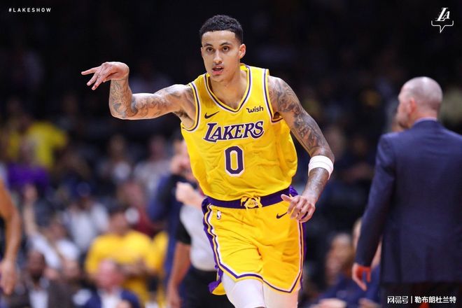 星空体育平台-球员状态神勇，连续得分掀起个人高潮