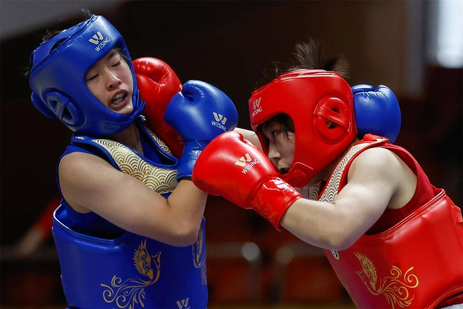 星空体育下载-赛场感人瞬间，球员奋力拼搏的简单介绍