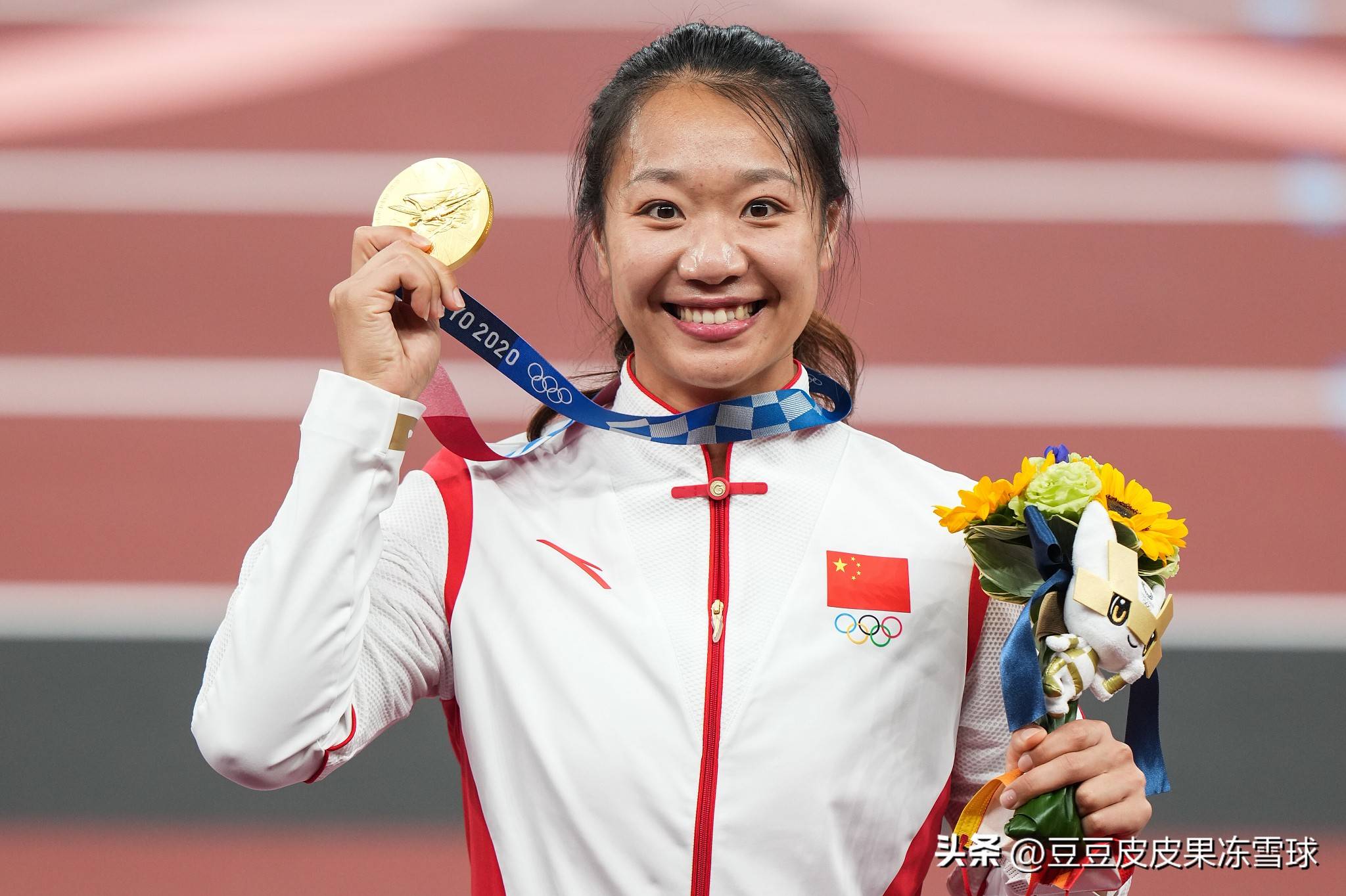 运动员勇夺金牌,闯入历史殿堂 运动员勇夺金牌,闯入历史殿堂