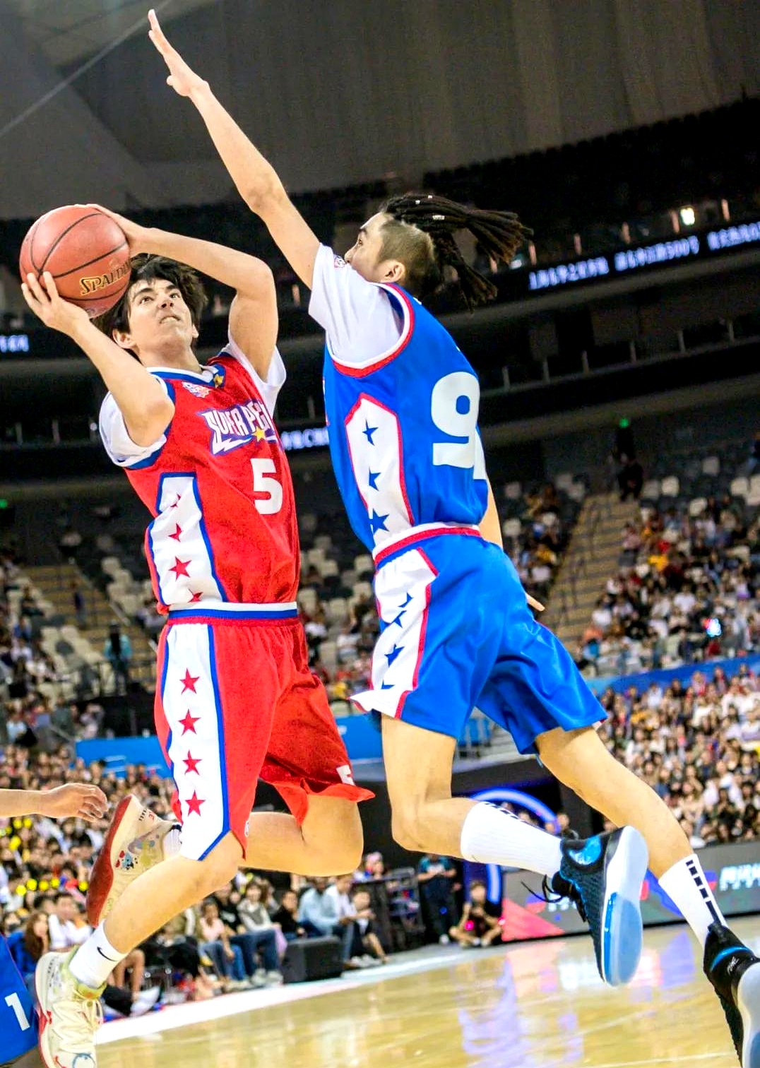 职业篮球比赛中助攻层出不穷