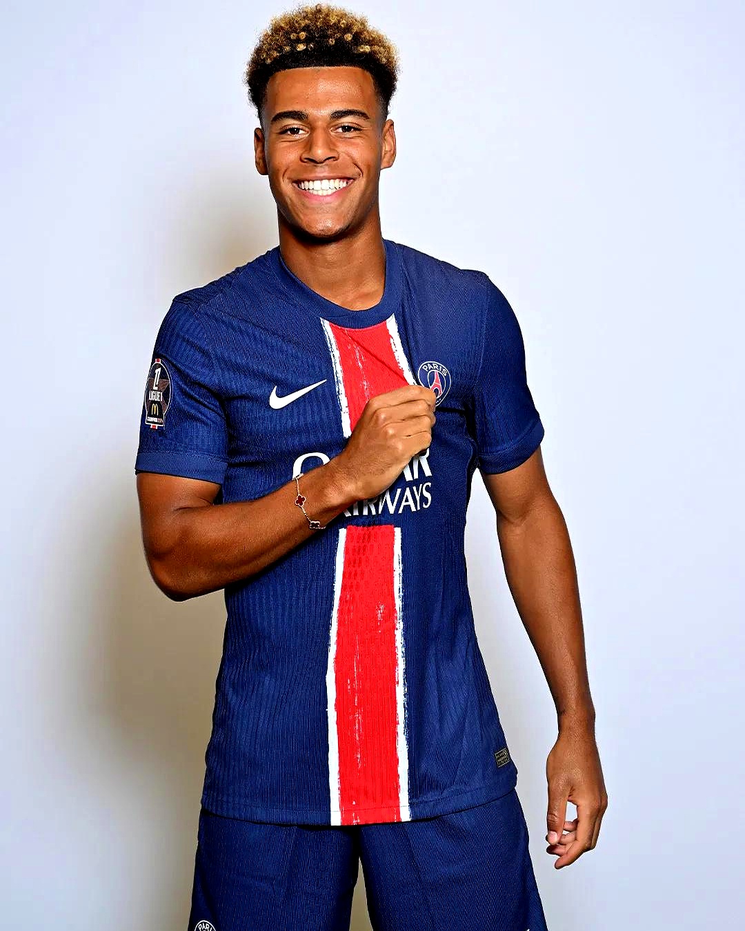 包含法国球员表现抢眼，赢得关键胜利的词条