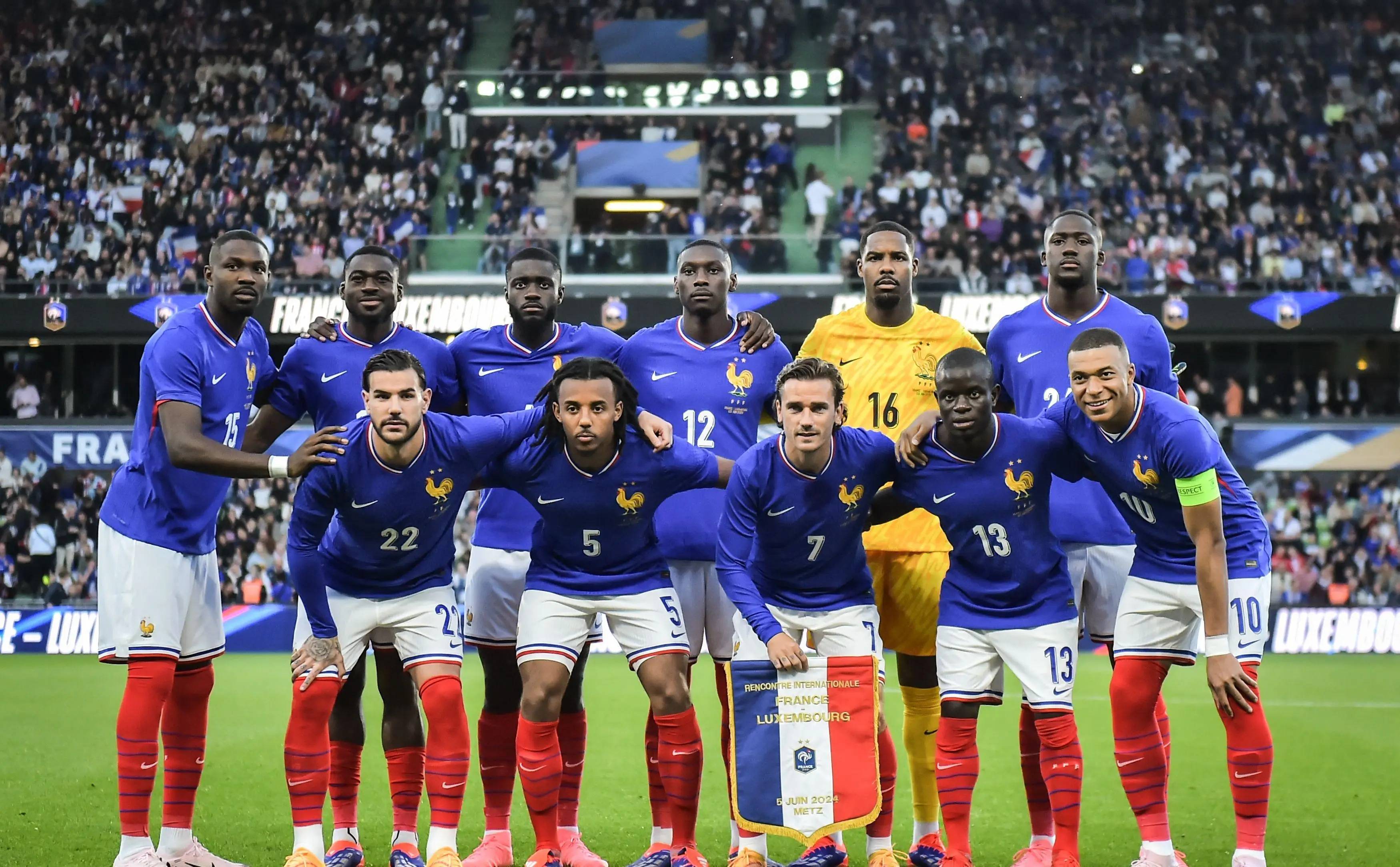 包含法国大胜克罗地亚，锁定小组第一的词条