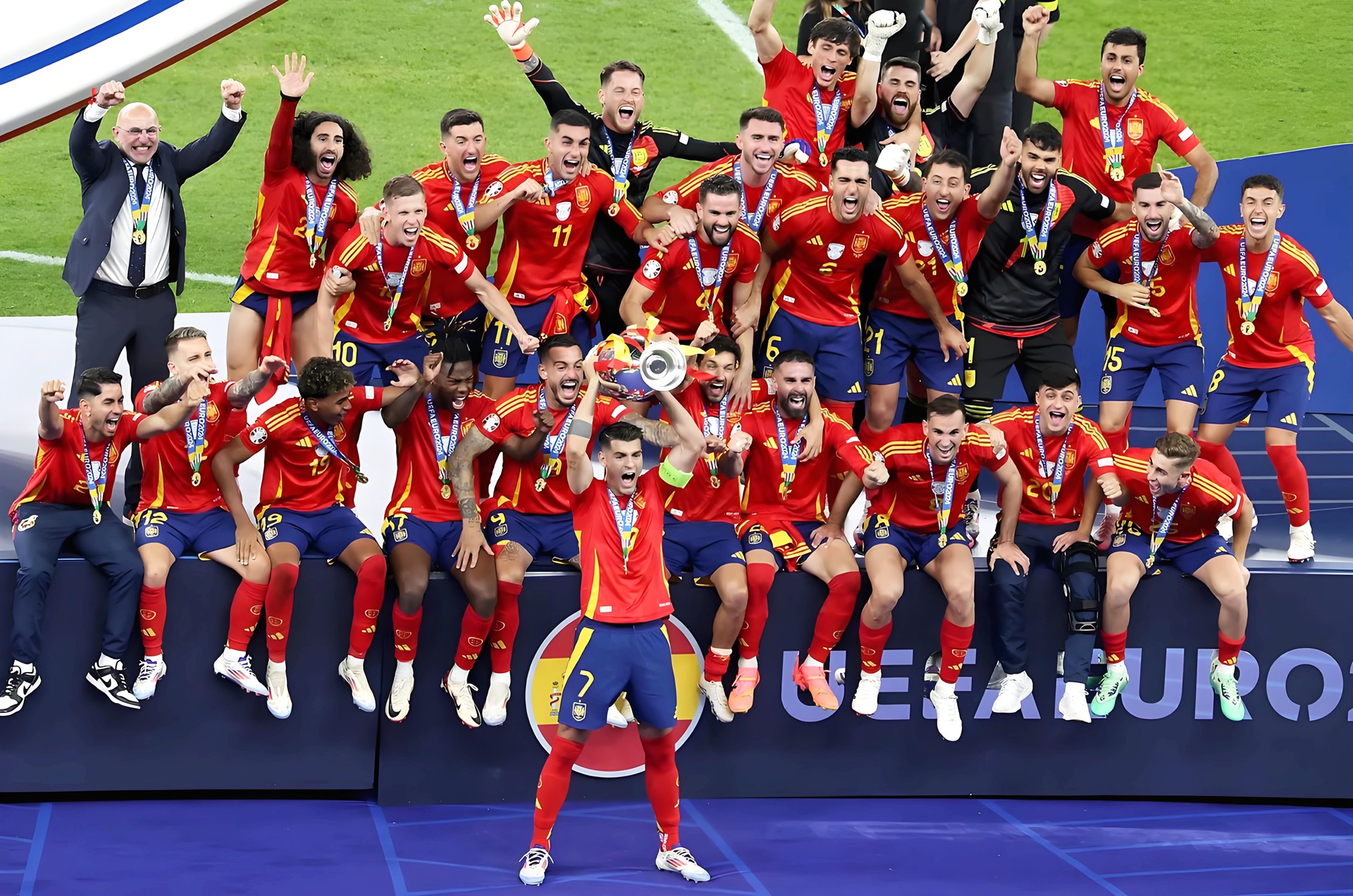 西班牙球队捧起欧洲冠军联赛奖杯