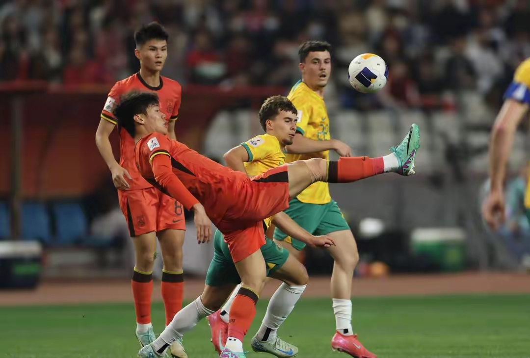 足球比赛中各个球队展现出卓越技术和战术