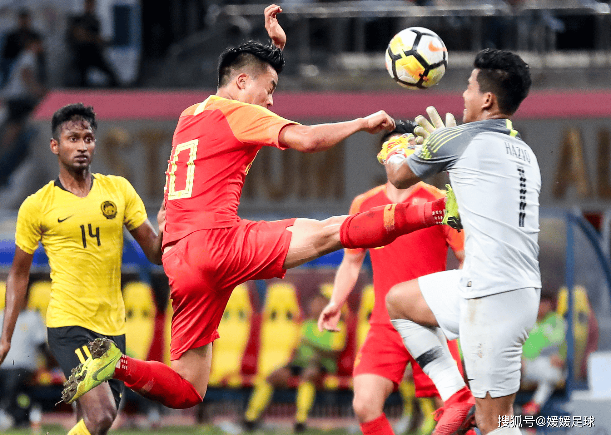 足球比赛中各个球队展现出卓越技术和战术