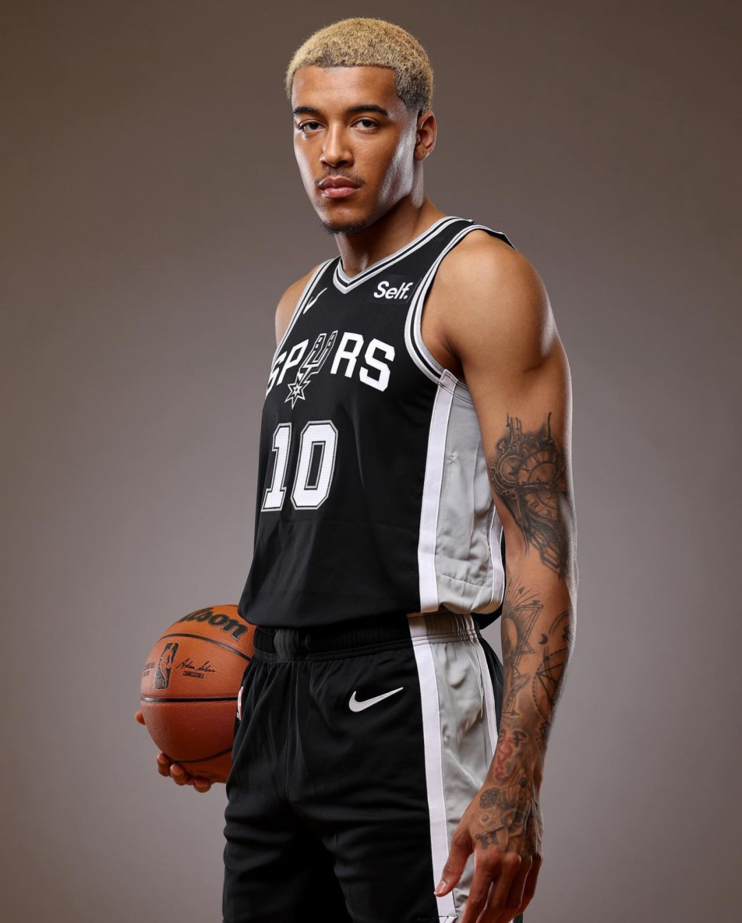 马刺前锋证明实力，为球队贡献关键进球的简单介绍